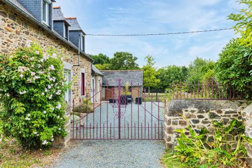 Exterior view, Maison chaleureuse en pierre avec grand jardin in Plouec-du-Trieux