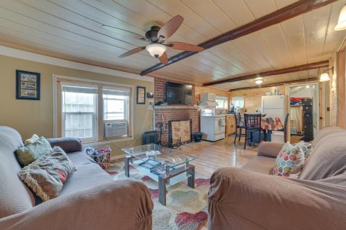 Cozy Houghton Lake Vacation Rental with Fireplace! in Houghton Lake, USA