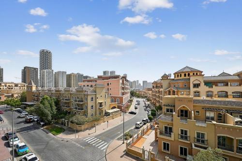 Fully Furnished 1BR with Pool & Gym in JVC, Dubai (foto 8)