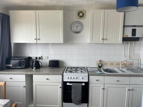 76 Brambles Chine, 2 bedroom bungalow in beautiful holiday village, 1 night stays and Ferry travel o in Freshwater North