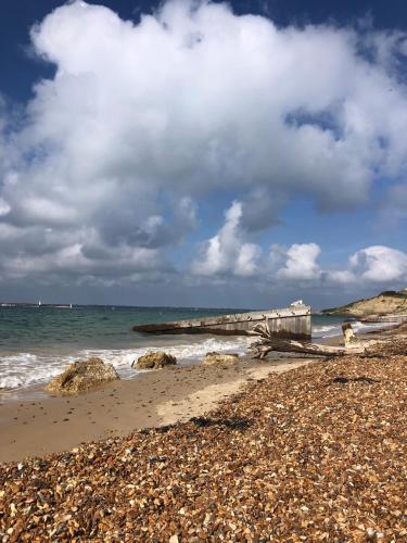 76 Brambles Chine, 2 bedroom bungalow in beautiful holiday village, 1 night stays and Ferry travel o in Freshwater North