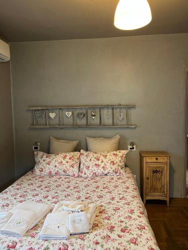 1 queen bed, 1 twin bed