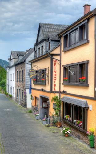 Weinhotel Hubertus Garni - Hotel - Klotten