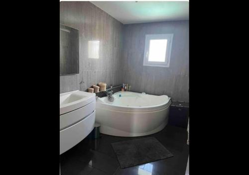 Bathroom, Chez Sophie Marseille in Les Trois-Lucs