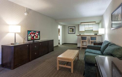 Red Roof Inn & Suites Dekalb - image 10