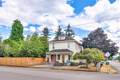 Walk to Crown Zellerbach Trl: PNW 'Celestial Inn' in Saint Helens (OR)