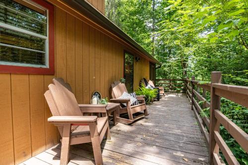 Sleepy Hollow, FREE Dollywood ticket & more, secluded 2BR2BA, game loft, hot tub, covered porch in Oldham (TN)