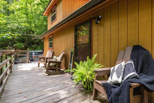 Sleepy Hollow, FREE Dollywood ticket & more, secluded 2BR2BA, game loft, hot tub, covered porch in Oldham (TN)