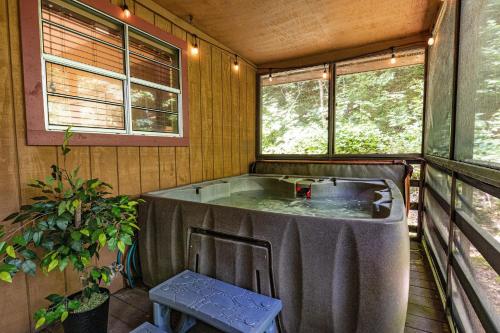 Sleepy Hollow, FREE Dollywood ticket & more, secluded 2BR2BA, game loft, hot tub, covered porch in Oldham (TN)