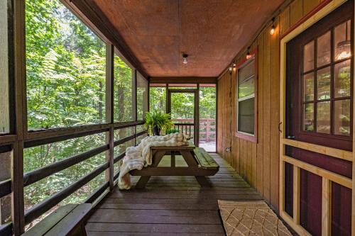 Sleepy Hollow, FREE Dollywood ticket & more, secluded 2BR2BA, game loft, hot tub, covered porch in Oldham (TN)