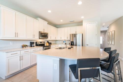 Cozy Home by Rentyl Near Disney with Private Pool, Air Hockey Table, Themed Room & Resort Amenities - 7458M in Orlando, USA