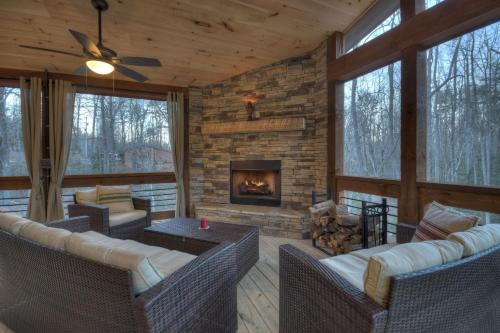 Holly Berry Hill Newly built elegant rustic interiors cozy hot tub in Young Harris, USA