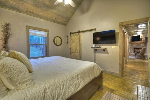 Holly Berry Hill Newly built elegant rustic interiors cozy hot tub in Young Harris, USA