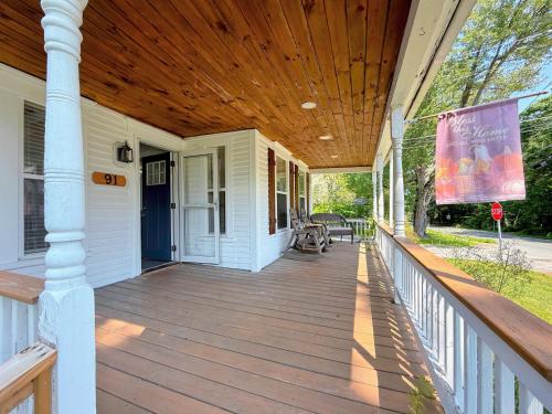 91M Renovated Bethlehem home with hot tub, firepit, large yard, walk to restaurants in Bethlehem