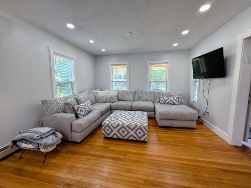 91M Renovated Bethlehem home with hot tub, firepit, large yard, walk to restaurants in Bethlehem