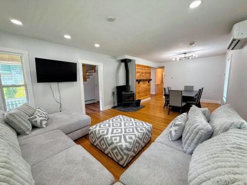 91M Renovated Bethlehem home with hot tub, firepit, large yard, walk to restaurants in Bethlehem