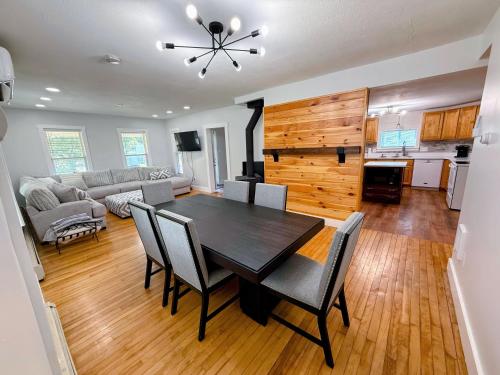 91M Renovated Bethlehem home with hot tub, firepit, large yard, walk to restaurants in Bethlehem
