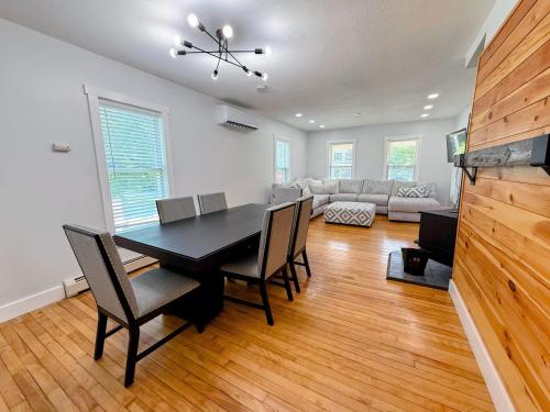 91M Renovated Bethlehem home with hot tub, firepit, large yard, walk to restaurants in Bethlehem