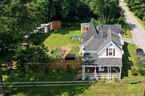 91M Renovated Bethlehem home with hot tub, firepit, large yard, walk to restaurants in Bethlehem