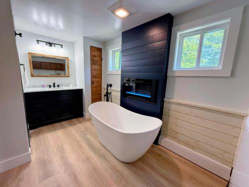 91M Renovated Bethlehem home with hot tub, firepit, large yard, walk to restaurants in Bethlehem