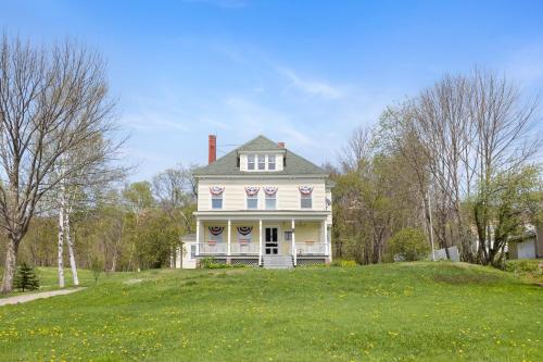 7PH Sunny Farmhouse Retreat, AC, Game Room, Dog Friendly in Jefferson (NH)