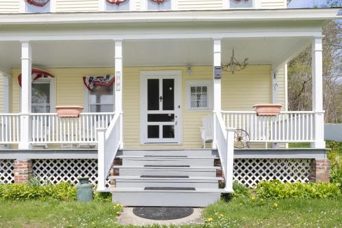 7PH Sunny Farmhouse Retreat, AC, Game Room, Dog Friendly in Jefferson (NH)