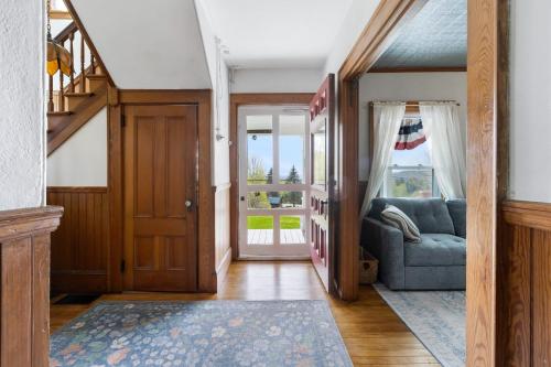 7PH Sunny Farmhouse Retreat, AC, Game Room, Dog Friendly in Jefferson (NH)