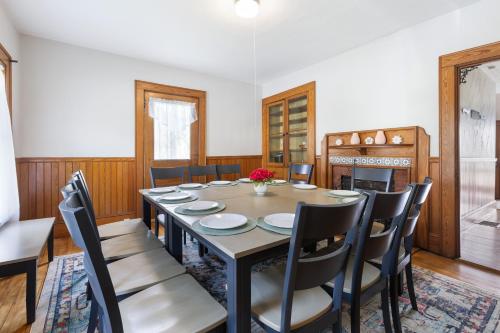 7PH Sunny Farmhouse Retreat, AC, Game Room, Dog Friendly in Jefferson (NH)