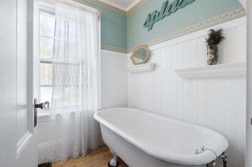 7PH Sunny Farmhouse Retreat, AC, Game Room, Dog Friendly in Jefferson (NH)