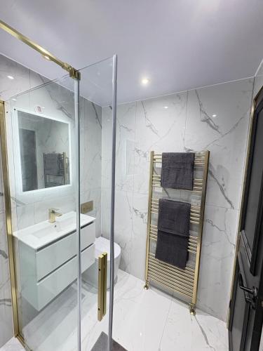 3BR Modernised Home Sleeps 8, Walking Distance to West End, Free Parking, Glasgow (Foto 10)