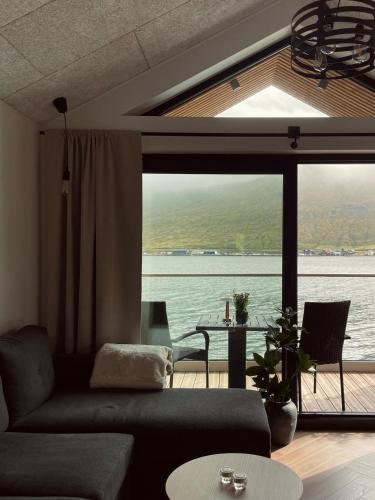 Modern Cabin With Sea And Mountain View in Hósvík