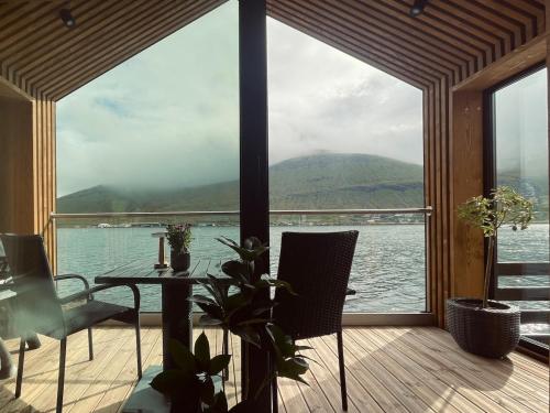 Modern Cabin With Sea And Mountain View in Hósvík