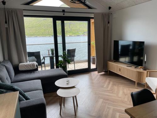 Modern Cabin With Sea And Mountain View in Hósvík