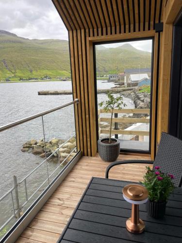 Modern Cabin With Sea And Mountain View in Hósvík