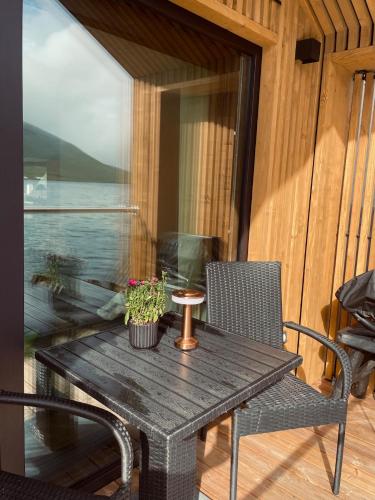 Modern Cabin With Sea And Mountain View in Hósvík