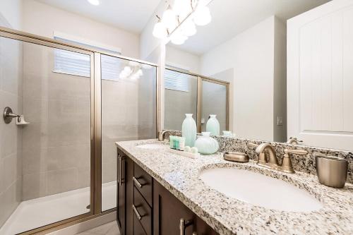 Vibrant Elite Home with Theater Room near Disney - 7603M - image 11