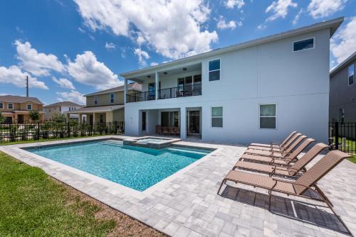 Vibrant Elite Home with Theater Room near Disney - 7603M - image 11