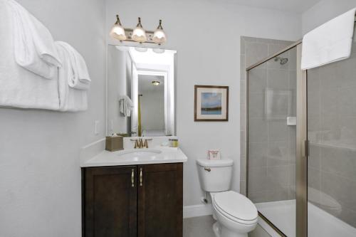 Vibrant Elite Home with Theater Room near Disney - 7605M - image 6