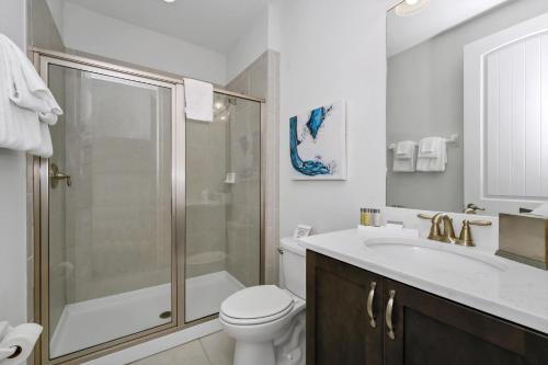 Vibrant Elite Home with Theater Room near Disney - 7605M - image 6