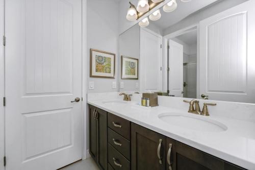 Vibrant Elite Home with Theater Room near Disney - 7605M - image 9