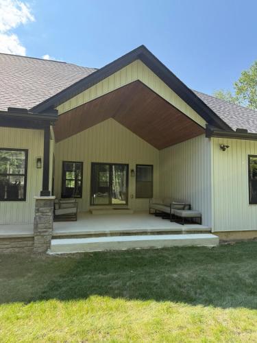 The Grove - 5 Acre Country Estate in ไบร์ทตัน (MI)