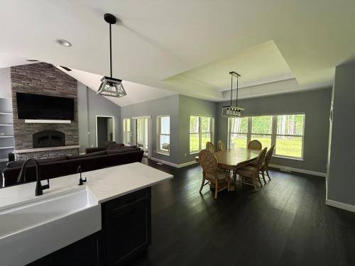 The Grove - 5 Acre Country Estate in ไบร์ทตัน (MI)