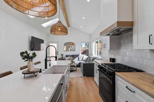 The Oaks, Stylish Luxury Stay, Fire Pit & Patio in Thousand Oaks