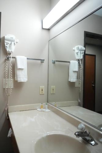Watseka 24 Inn & Suites - 화장실