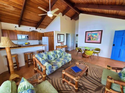 OceanFront Kauai - Rhythm TVNC 4288 in คาปา