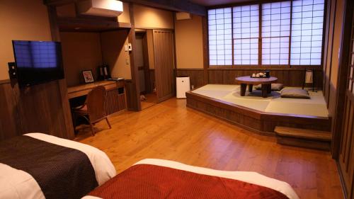 黒川温泉 旅館わかばスタンダードルーム（畳部分あり）