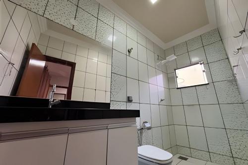 Fürdőszoba, Espaçosa casa próxima ao Centro (Espacosa casa proxima ao Centro) near Romeu Zema repülőtér