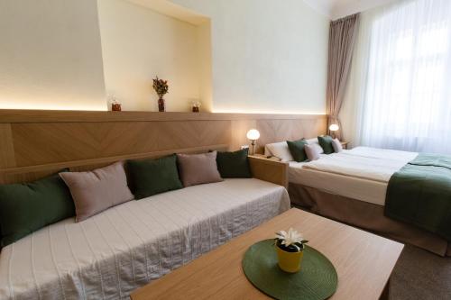 1 queen bed, 1 sofa bed
