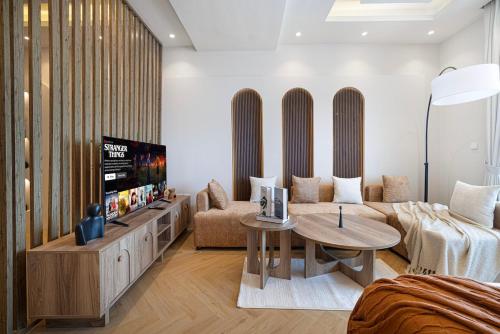 Lux 3 BR Sea View Condo with Pool & Sauna In Marina, Dubaj