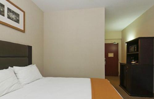 Holiday Inn Express Hotel & Suites Ottawa Airport